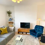 Sleek Scandi-Inspired 2Bd Flat Fulham
