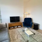 Sleek Scandi-Inspired 2Bd Flat Fulham