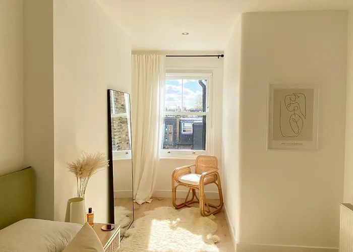 Sleek Scandi-Inspired 2Bd Flat Fulham