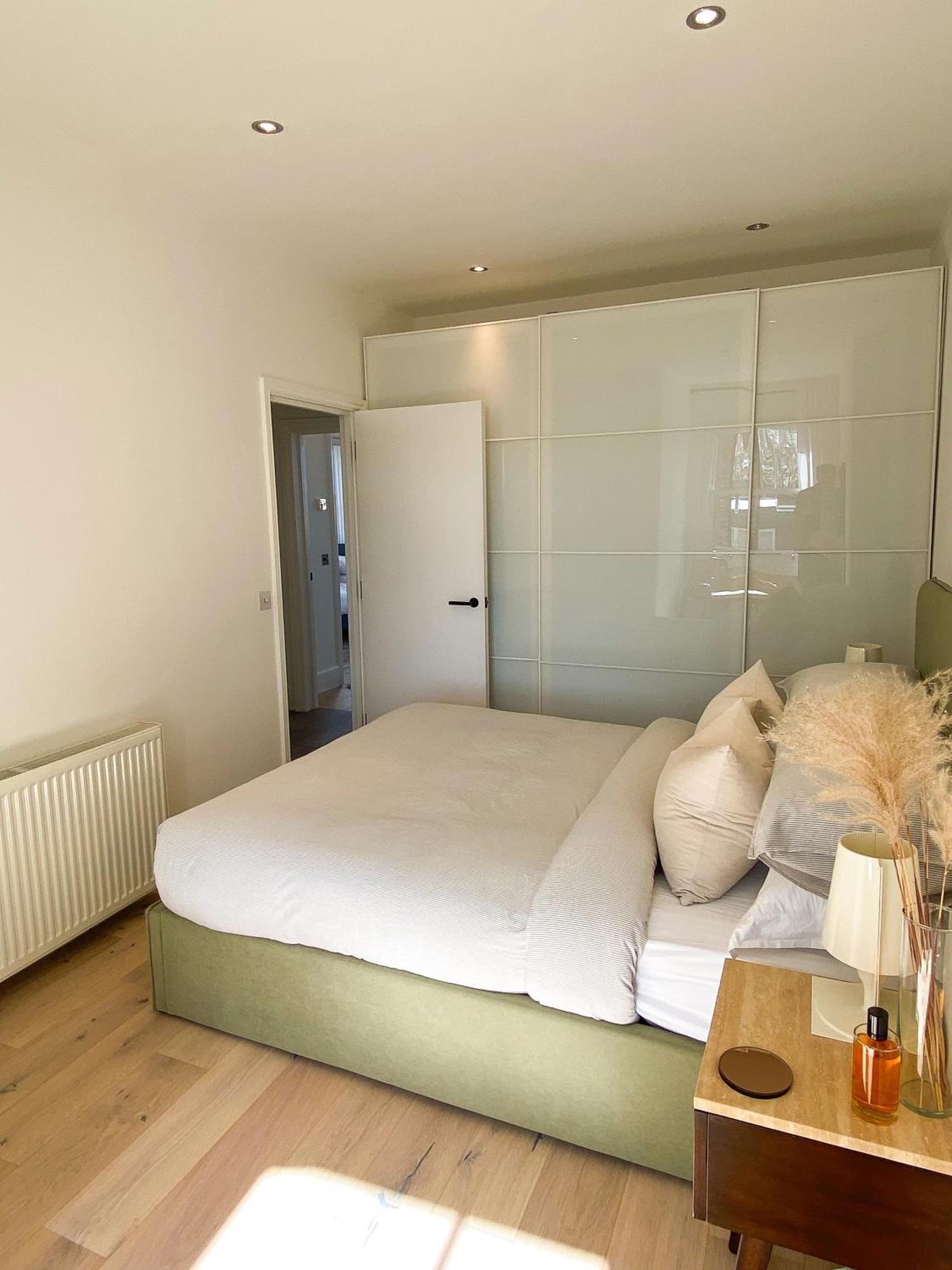 Sleek Scandi-inspired 2bd Flat Fulham * Londra
