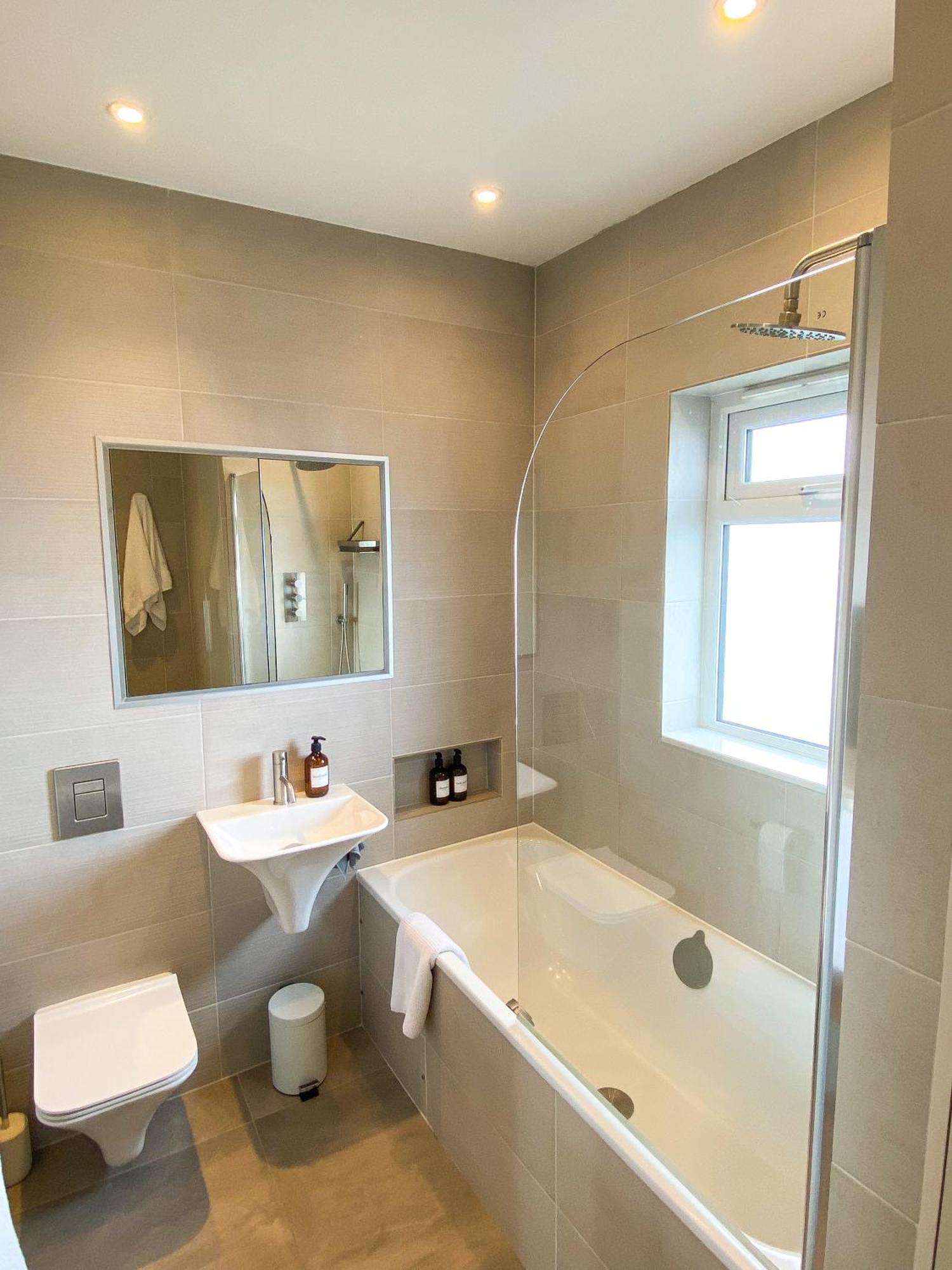Sleek Scandi-inspired 2bd Flat Fulham * Londra