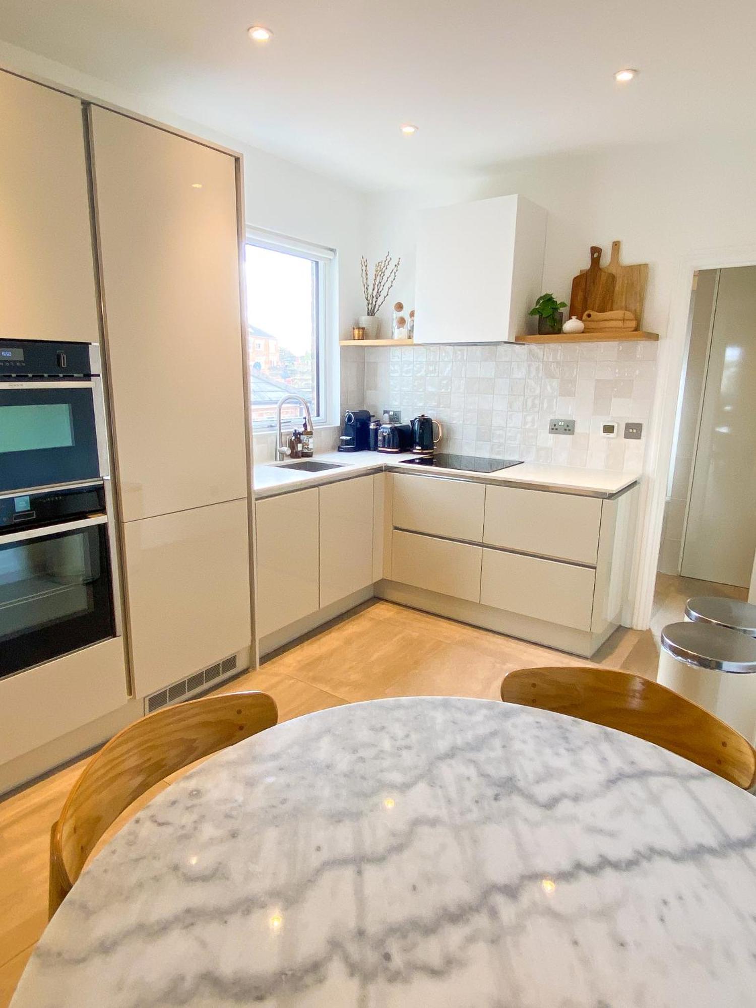 Sleek Scandi-inspired 2bd Flat Fulham Londra